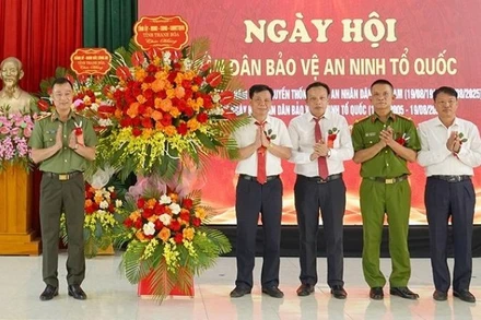 Lãnh đạo Công an tỉnh Thanh Hóa tặng hoa chúc mừng xã Đồng Tiến.