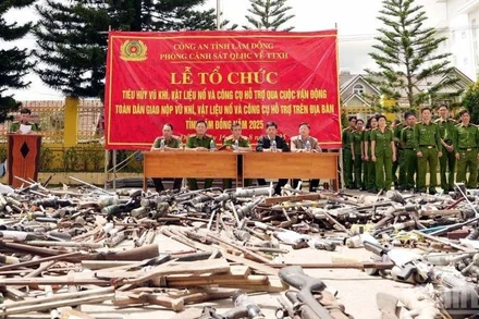 Quang cảnh lễ tổ chức tiêu hủy vũ khí, vật liệu nổ và công cụ hỗ trợ qua cuộc vận động toàn dân giao nộp.
