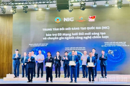 Trao chứng nhận 3 Mạng lưới Đổi mới sáng tạo và chuyên gia ngành công nghệ chiến lược. (Ảnh: HNV)