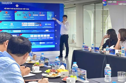 Ông Phan Đức Trung, Chủ tịch Công ty 1Matrix, Chủ tịch VBA chia sẻ những kết quả ban đầu của Mạng Dịch vụ Đa chuỗi Blockchain Việt Nam. (Ảnh: BTC)