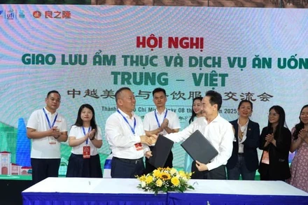 Ký kết hợp tác trong lĩnh vực ẩm thực và dịch vụ ăn uống giữa hai bên Việt Nam-Trung Quốc tại sự kiện. (Ảnh: PV)