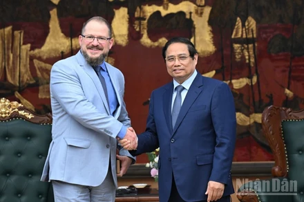 Thủ tướng Phạm Minh Chính và ông Cristiano Amon, Chủ tịch kiêm Tổng Giám đốc điều hành Tập đoàn Qualcomm. (Ảnh: TRẦN HẢI)