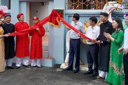 Lãnh đạo xã và đại diện nhân dân xã Ngọc Hồi thực hiện nghi lễ gắn biển công trình trùng tu, tôn tạo di tích lịch sử miếu- đình Vĩnh Trung chào mừng kỷ niệm 80 năm Cách mạng tháng Tám và Quốc khánh 2/9.