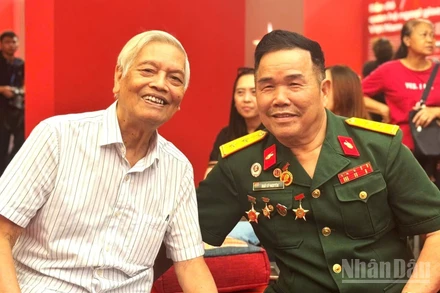 Nhạc sĩ Doãn Nho (áo trắng) cùng đồng chí Ngô Sỹ Nguyên-người cùng chiếc xe tăng 390 húc đổ cổng Dinh Độc Lập.