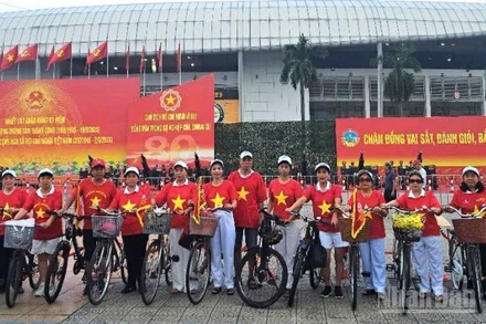 Câu lạc bộ đạp xe người cao tuổi Thăng Long, Hà Nội hưởng ứng kỷ niệm 80 năm đại lễ của đất nước. (Ảnh: CTV)