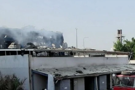 Nhà máy điện bị phá hủy sau cuộc không kích của Israel tại Sanaa, Yemen. (Ảnh: THX/TTXVN)