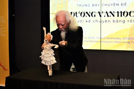 Nghệ sĩ Dương Văn Học trình diễn tiết mục Rối độc diễn "Cái chết của thiên nga".