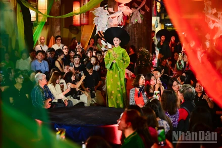 Trang phục áo dài trình diễn trong đêm khai mạc chuỗi sự kiện Văn hóa mừng 20 năm ngày Di sản Văn hóa Việt Nam.