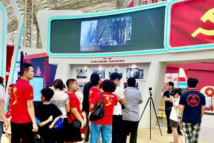 Khách tham quan xếp hàng đến với Triển lãm thành tựu đất nước 80 năm.