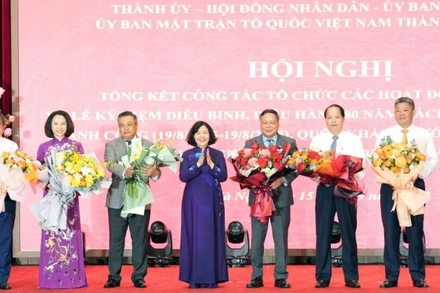 Bí thư Thành ủy Hà Nội Bùi Thị Minh Hoài tặng hoa chúc mừng các thành viên trong Ban tổ chức Lễ kỷ niệm của thành phố và các tiểu ban.