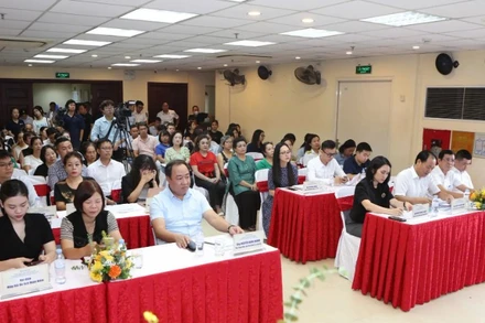 Các hộ gia đình, các doanh nghiệp nhỏ trên địa bàn Hoàn Kiếm lắng nghe những giải đáp, hướng dẫn từ cơ quan chức năng trong thực hiện chuyển đổi số.