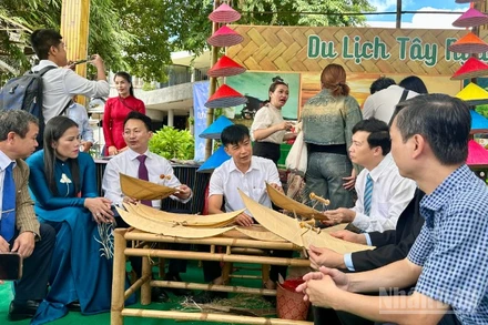 Các đại biểu tham quan gian hàng giới thiệu về văn hóa Hà Nội trong chương trình xúc tiến, quảng bá du lịch tại khu vực miền trung-Tây Nguyên.