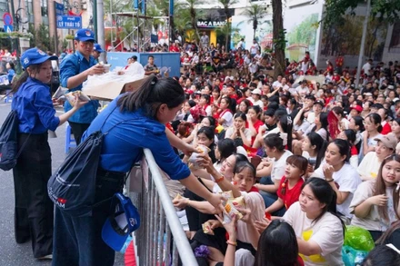 Nhân dân phấn khởi khi về Hà Nội đón Quốc khánh.