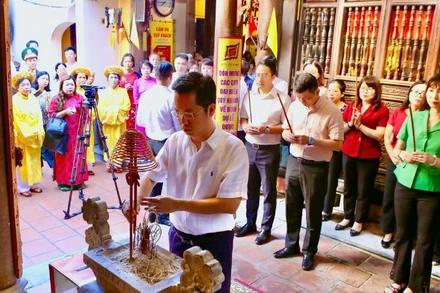 Các đại biểu dâng hương tưởng nhớ công lao của Hoàng Thái hậu Ỷ Lan.