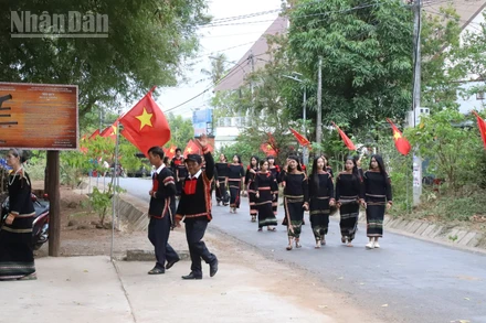 Đồng bào các dân tộc tỉnh Đắk Lắk háo hức trước ngày hội non sông. (Ảnh: NGUYỄN CÔNG LÝ)