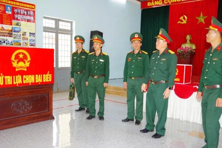 Đoàn công tác kiểm tra công tác chuẩn bị bầu cử tại Tiểu đoàn 303, Trung đoàn 584.