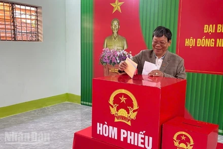 Cử tri khu vực bỏ phiếu số 24, Tổ dân phố 1, 6 Tân Thành, phường Buôn Ma Thuột phấn khởi khi bỏ phiếu.