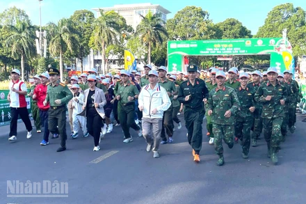 Các đồng chí lãnh đạo Tỉnh ủy, Công an tỉnh, các sở, ngành cùng tham gia chạy bộ tại sự kiện.