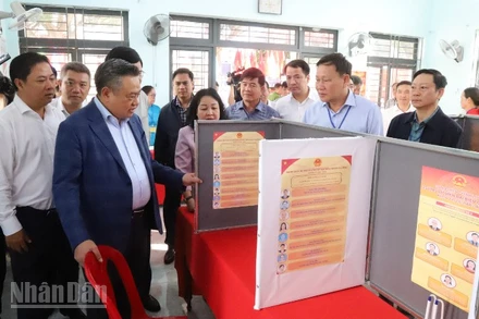 Đồng chí Trần Sỹ Thanh và đoàn giám sát kiểm tra thực tế điểm bầu cử tại khu vực bỏ phiếu số 38, Tổ dân phố 5 Tự An, phường Buôn Ma Thuột.