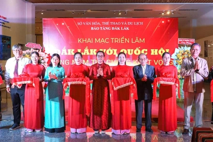 Các đại biểu cắt băng khai mạc triển lãm.