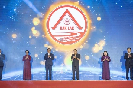 Lãnh đạo tỉnh Đắk Lắk ra mắt và giới thiệu logo nhận diện tỉnh Đắk Lắk mới.