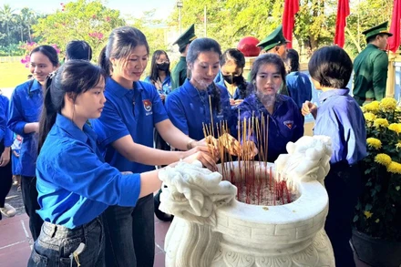 Các đoàn viên, thanh niên dâng hương tại đền thờ Lê Thành Phương.