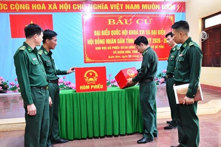 Đoàn công tác của Ban Chỉ huy Bộ đội Biên phòng tỉnh Đắk Lắk kiểm tra công tác chuẩn bị bầu cử sớm tại Đồn Biên phòng Sêrêpốk. 