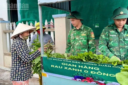 “Gian hàng rau xanh 0 đồng” của cán bộ, chiến sĩ Đồn Biên phòng Xuân Hòa tại chợ Hòa An.