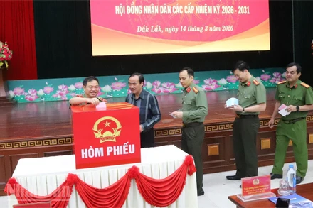 Các đồng chí lãnh đạo Công an tỉnh Đắk Lắk bỏ phiếu bầu cử đại biểu Quốc hội khóa XVI và đại biểu Hội đồng nhân dân các cấp, nhiệm kỳ 2026-2031.