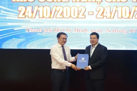 Đại diện Sở Khoa học và Công nghệ Thành phố Hồ Chí Minh trao Quyết định cho SHTP Labs đủ điều kiện tham gia Đề án xây dựng cơ chế thúc đẩy hình thành và phát triển Trung tâm nghiên cứu đạt chuẩn quốc tế (CoE).