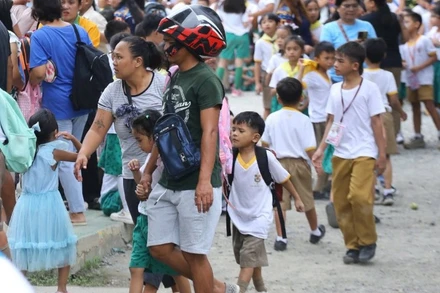 Học sinh phải sơ tán sau trận động đất ở Philippines. (Ảnh: TÂN HOA XÃ)