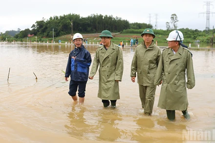 Chủ tịch Ủy ban nhân dân tỉnh Quảng Ngãi Nguyễn Hoàng Giang kiểm tra vùng ngập lũ xã Bình Minh.