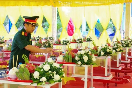 Dâng nén hương thơm trước anh linh các anh hùng liệt sĩ Thành cổ Quảng Trị trước khi mời các anh về an nghỉ ở nghĩa trang. 