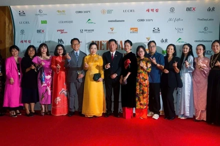 Đoàn Việt Nam trên thảm đỏ sự kiện tại Liên hoan phim quốc tế Busan 2025. (Ảnh: VFDA)