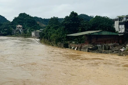Thủy điện đầu nguồn xả lũ khiến nước sông Miện, sông Lô qua phường Hà Giang 1 và 2 dâng cao.