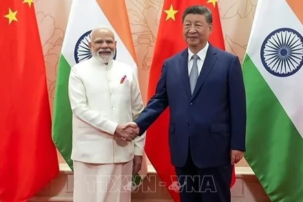 Thủ tướng Ấn Độ Narendra Modi (trái) và Chủ tịch Trung Quốc Tập Cận Bình tại cuộc gặp ở Thiên Tân, Trung Quốc ngày 31/8/2025. (Ảnh: ANI/TTXVN)