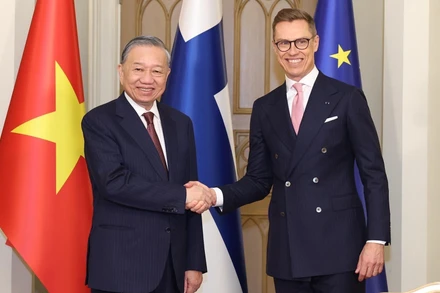 Tổng Bí thư Tô Lâm và Tổng thống Cộng hòa Phần Lan Alexander Stubb sau lễ ký kết các Văn kiện hợp tác. (Ảnh: TTXVN)