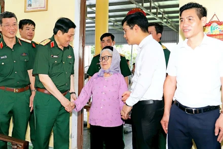 Lãnh đạo Bộ Tư lệnh Quân khu 3 thăm, tặng quà đối tượng chính sách tại phường Đồ Sơn, thành phố Hải Phòng. (Ảnh: ĐỨC VIỆT)