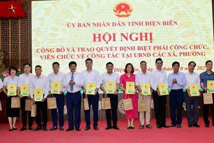 Đồng chí Lê Thành Đô, Phó Bí thư Tỉnh ủy, Chủ tịch Ủy ban nhân dân tỉnh Điện Biên trao Quyết định cho các công chức, viên chức được biệt phái về làm nhiệm vụ tại các xã, phường. 