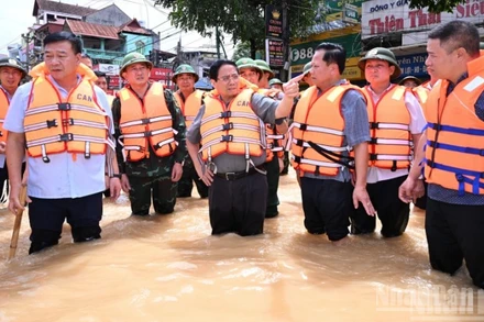 Thủ tướng Chính phủ Phạm Minh Chính thị sát, thăm hỏi, động viên bà con, chỉ đạo công tác khắc phục hậu quả mưa lũ sau bão. (Ảnh: TRẦN HẢI)