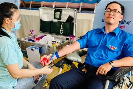 Đoàn viên công đoàn thành phố tham gia hiến máu nhân đạo.
