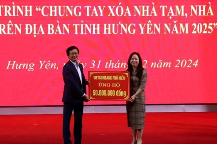 Mặt trận Tổ quốc tỉnh Hưng Yên tiếp nhận tiền ủng hộ Chương trình "Chung tay xóa nhà tạm, nhà dột nát" trên địa bàn tỉnh Hưng Yên.