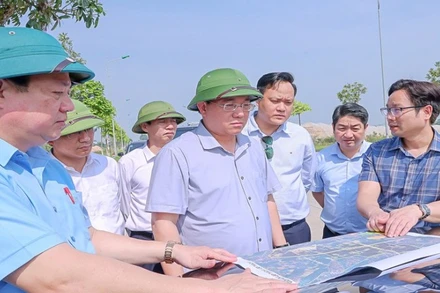 Chủ tịch Ủy ban nhân dân tỉnh Trần Duy Đông kiểm tra thực tế tại Khu công nghiệp Lập Thạch 1.