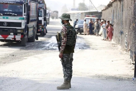 Binh sĩ Pakistan gác tại cửa khẩu Torkham ở biên giới với Afghanistan. (Ảnh: THX/TTXVN)