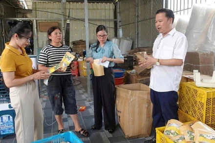 Cán bộ tỉnh Cao Bằng xuống cơ sở trao đổi với người dân cách đưa các sản phẩm truyền thống ra thị trường trong và ngoài nước.