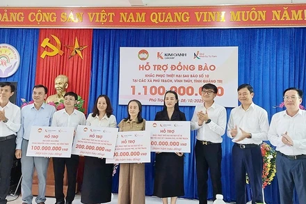 Đại diện Quỹ Khởi sự từ tâm và Tập đoàn Kim Oanh trao kinh phí hỗ trợ khắc phục hậu quả bão số 10 tại Quảng Trị.