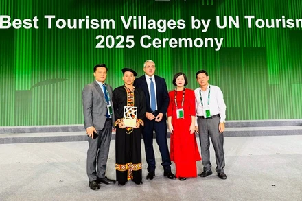 Lãnh đạo Sở Văn hóa, Thể thao và Du lịch tỉnh Tuyên Quang cùng đại diện người dân thôn Lô Lô Chải, xã Lũng Cú đón nhận danh hiệu "Làng du lịch tốt nhất thế giới năm 2025".
