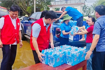 Hội Chữ thập đỏ tỉnh Thanh Hóa đưa hàng thiết yếu về vùng ngập nước.