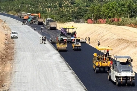 Các nhà thầu đẩy nhanh tiến độ thi công các gói thầu Dự án đường cao tốc Buôn Ma Thuột-Khánh Hòa giai đoạn 1. (Ảnh: QUỐC DŨNG)