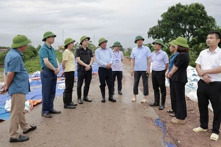 Đồng chí Nguyễn Văn Phong, Phó Bí thư Thành ủy Hà Nội cùng các đồng chí lãnh đạo xã Đa Phúc kiểm tra an toàn các tuyến đê sông Cầu, sông Cà Lồ trên địa bàn Đa Phúc.